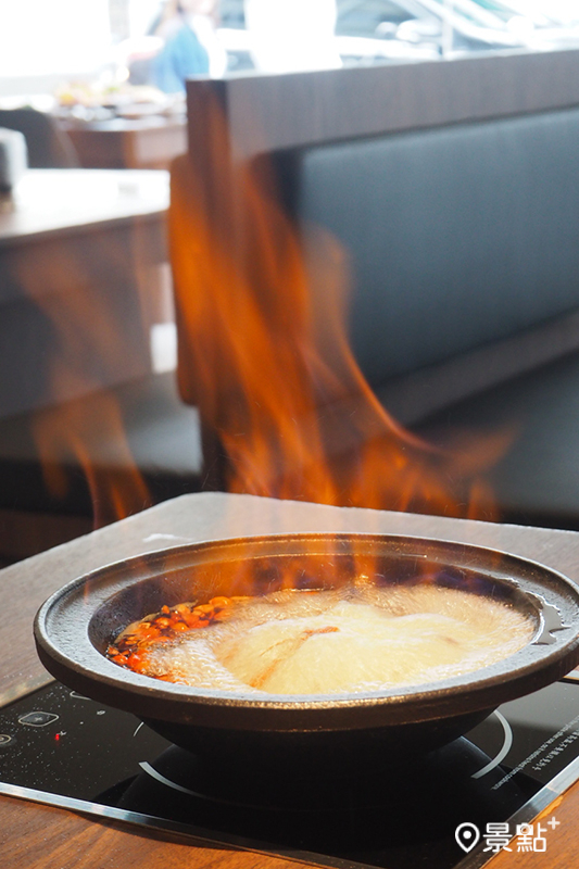 燒酒烏骨雞鍋會經過火燃過程，迸發酒精香氣。(圖／景點+ 張盈盈)