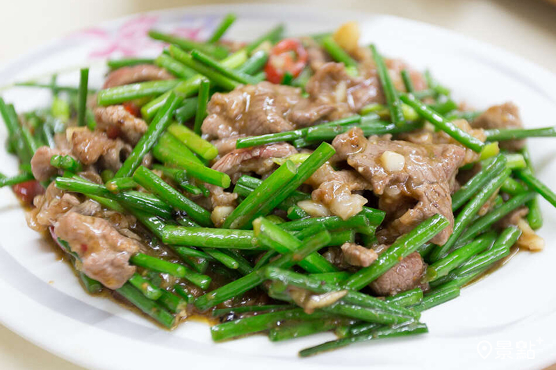 「高雄日嚐366」推薦美食-岡山區「松泰羊肉」的「韭菜花羊肉」。