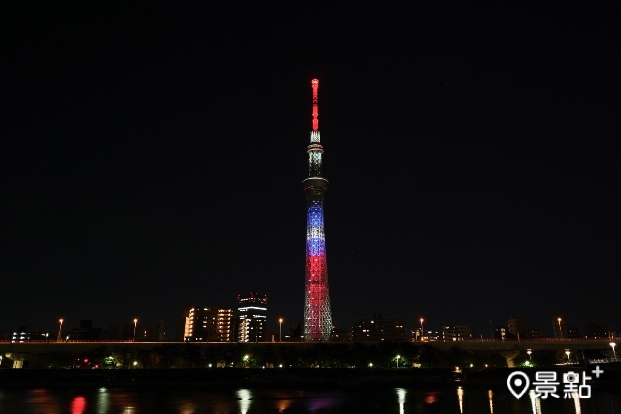 東京晴空塔特殊亮燈，5月10日放上代表台灣的紅白藍國旗顏色亮燈。(圖 /東武鐵道，以下同  )
