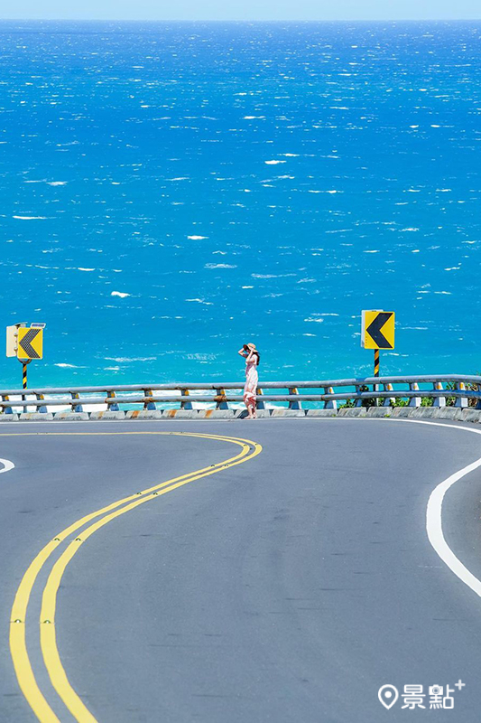 蜿蜒公路與藍色大海。（圖／syl.vialife）
