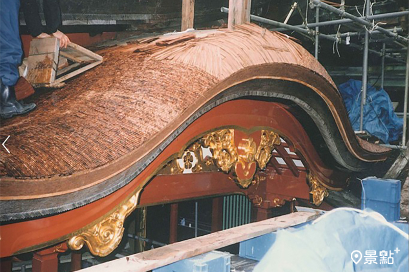 平成2年本殿更換「檜木皮屋簷」的工程。