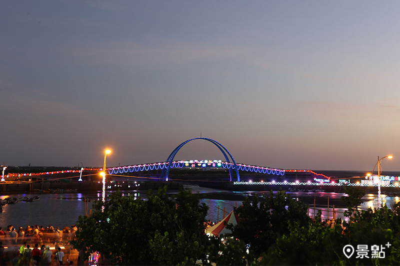 漁港的絕佳觀夕照據點－王者之弓橋。