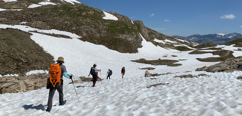 初春的法國阿爾卑斯仍有殘雪，嚮導們沿途指導各項技術，例如踏雪前進、上下陡坡的腳。