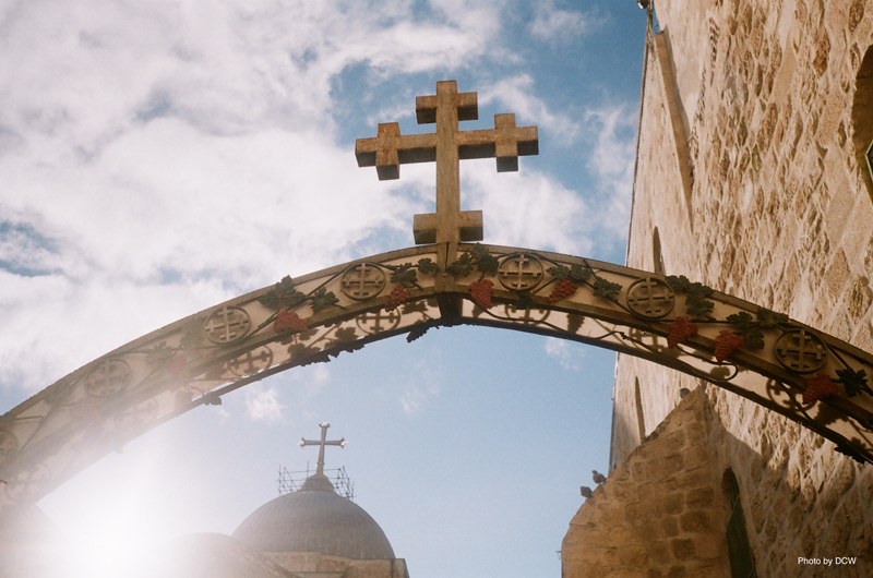 陽光灑在聖城耶路撒冷的石牆與每個角落，歷史洪流中的各方信仰都在這尋找他們的追尋