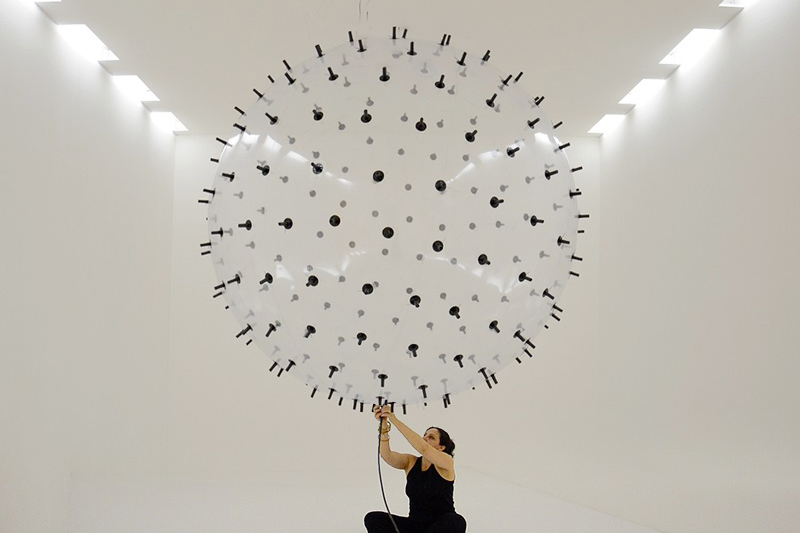 德國藝術家Karina 首次來台展出互動藝術作品《ADA》。（圖／新北市美術館）