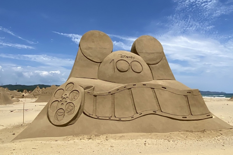 結合經典米老鼠造型與電影膠捲打造「迪士尼百年慶典」形象沙雕 。