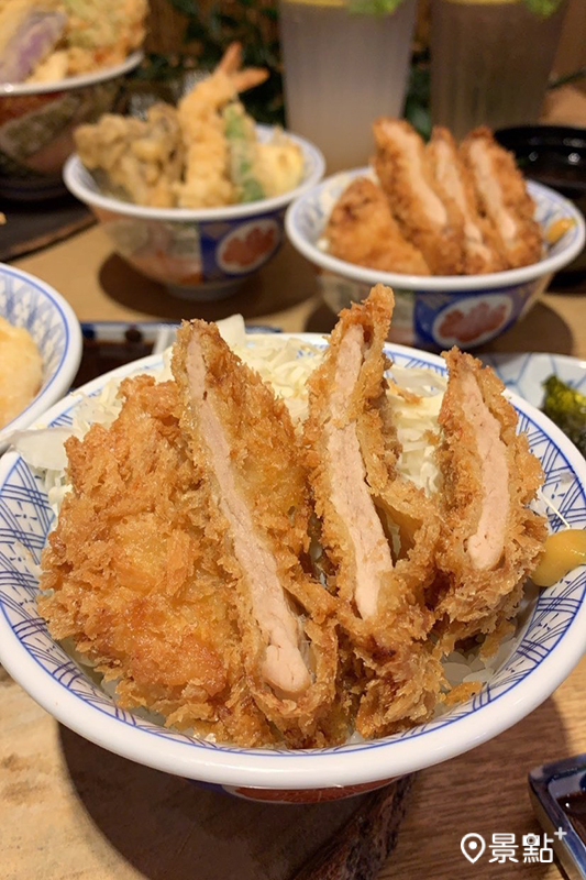 「咖哩豬排雙饗丼」一次可吃到三種超人氣日本料理：天婦羅、日式咖哩、炸豬排。（圖／景點+ 張盈盈）