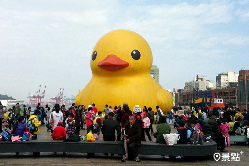 2013年黃色小鴨現身基隆港引發大批民眾前往欣賞。（圖／景點+ Rhoda）