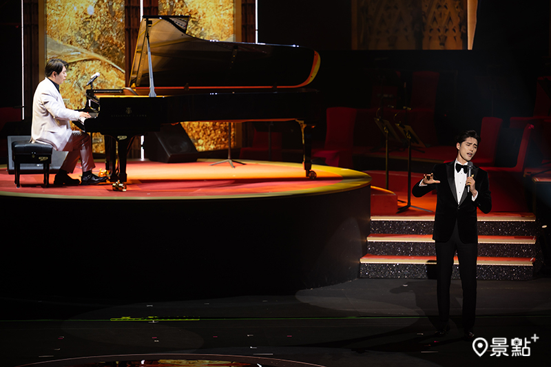 鋼琴演奏家郎朗及內蒙歌手阿雲嘎周四於倫敦人綜藝館舉行的澳門倫敦人盛大慶典上同台演出。