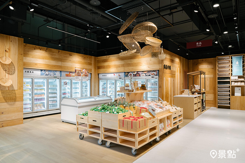 松高旗艦店規劃了近40坪的食品區，販售多款進口與在地美食與食材。