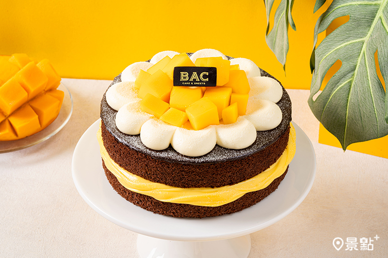 BAC「百鑲鮮芒果蛋糕」將專屬夏天的鮮切芒果鑲進招牌巧克力蛋糕裡。
