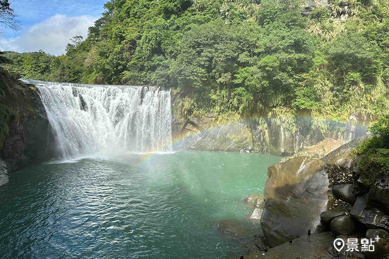 有「台版尼加拉瀑布」之稱的十分瀑布深潭碧綠如墨，於夏令時間延長開放時間。（圖 / 新北市政府，以下同）