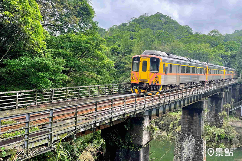 觀瀑吊橋可觀賞到火車自吊橋邊經過的景象。