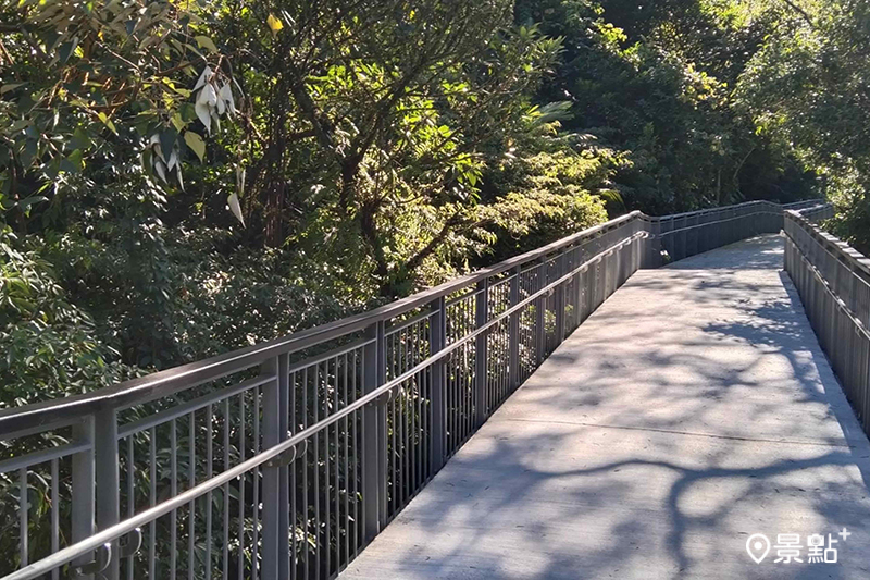 十分友善步道以平緩的坡道取代階梯，讓民眾能更輕易接觸大自然。