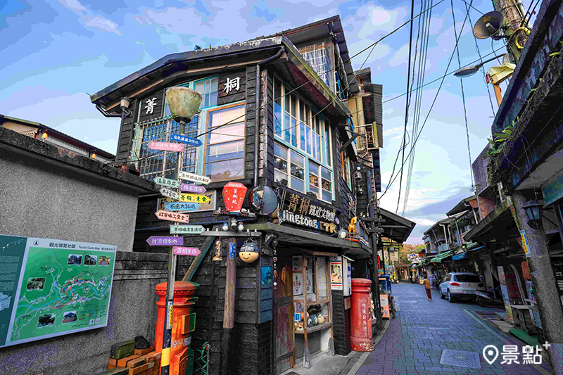 菁桐車站旁純樸的菁桐老街中有許多古色古香的精緻小店。