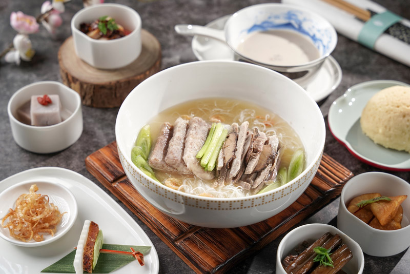 中華航空豪華商務艙主菜首波推出「芋頭鴨絲米粉」，為頤宮經典私房推薦菜