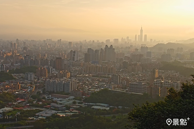 沐浴在晨光之下的大台北景色。