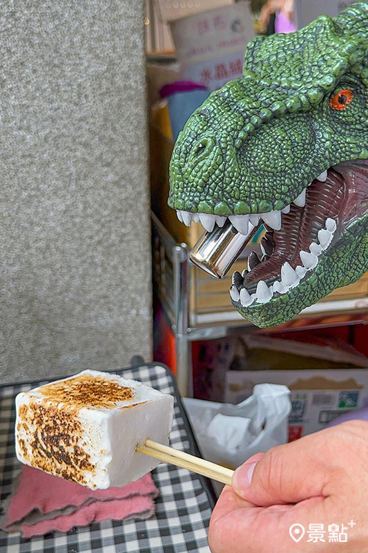 烤吧棉花糖冰淇淋的噴火炙燒使用超吸眼球的恐龍噴槍。