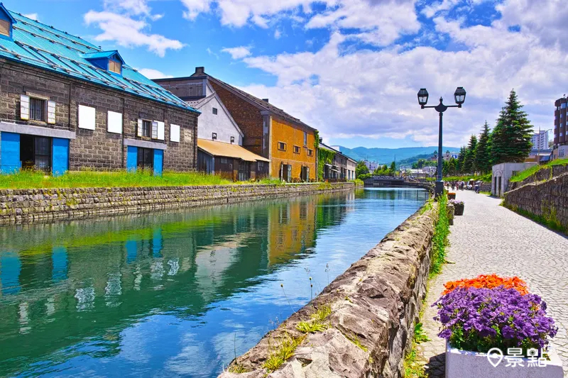 日本北海道是十分受歡迎的自駕旅遊目的地，可開著車自由探訪眾多經典景點，例如充滿歷史氛圍的小樽運河。
