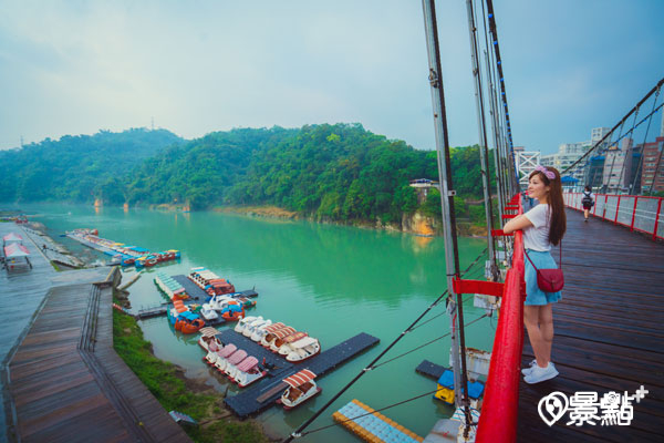 碧潭吊橋上可以俯瞰美麗的碧潭水景。