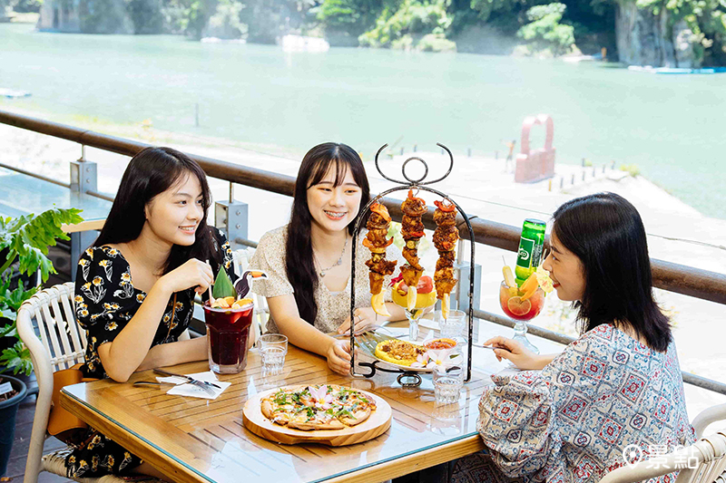 地景藝術展出期間，除了拍美照還可以來到碧潭東岸的餐飲遊憩區享用各種異國美食佳餚。