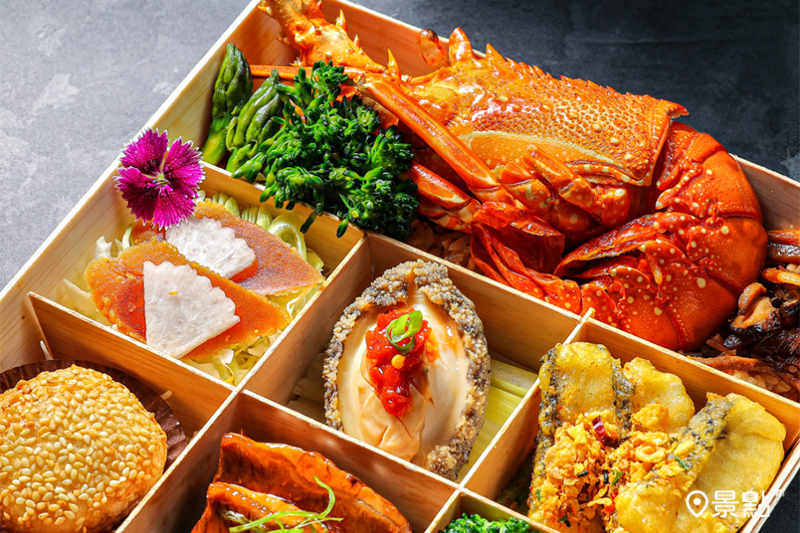 集合豪華的龍蝦米糕、剁椒九孔鮑魚、東港烏魚子等七款佳餚的極上龍蝦鮑魚御膳盒。