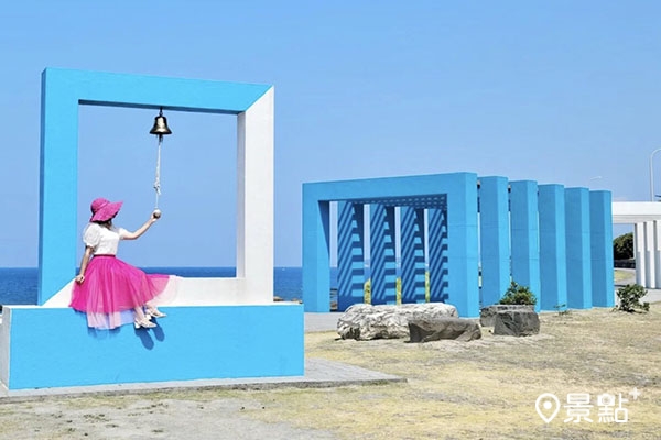 萬里的「幸福廣場」有著藍白色希臘風建物可以打卡、賞海景。(圖／yijiun_lee)