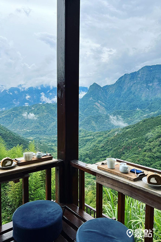 在三角鐵茶屋的塔山搖滾區座位，可一覽整片山嵐美景。