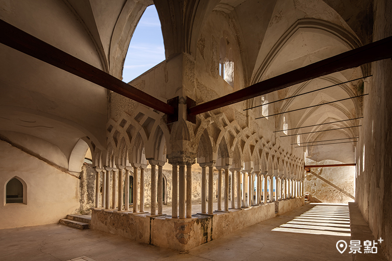 安納塔拉阿瑪菲修道院大酒店的回廊保留了修道院原有的特色。