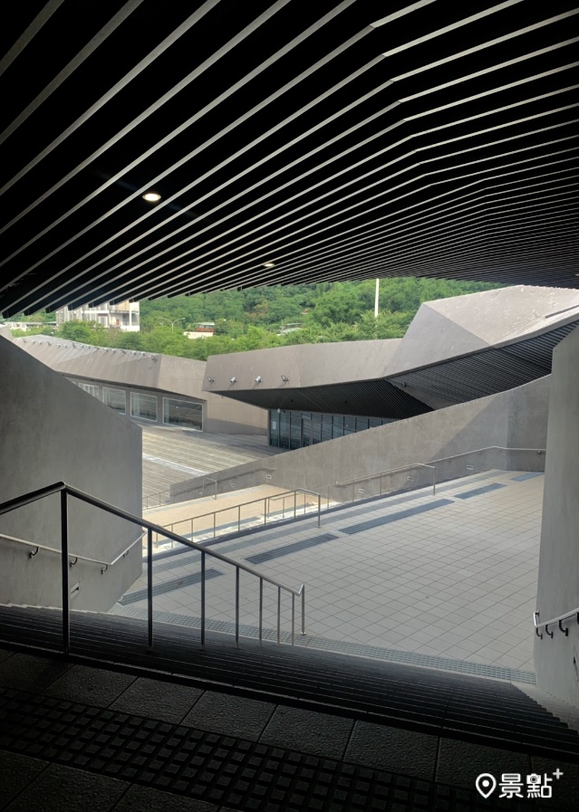 文化館與產業館之間串連的階梯與空間。