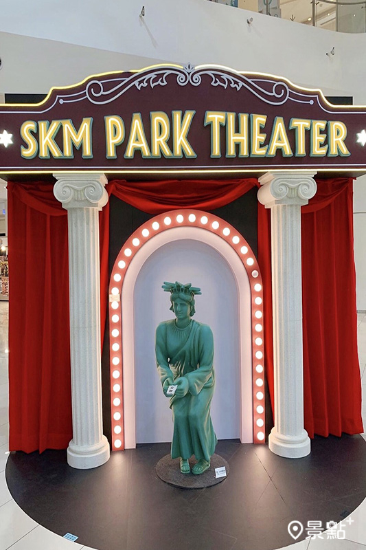 「SKM Park Outlets劇院」正在交換名片的太自由女神。