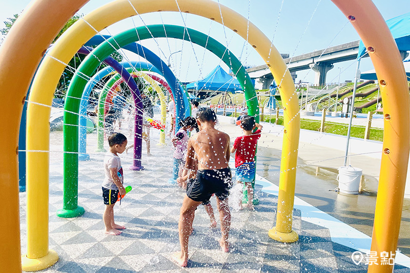 海世界水樂園5種不同體驗玩法增加親子互動的樂趣。(圖／新北市政府，以下同)