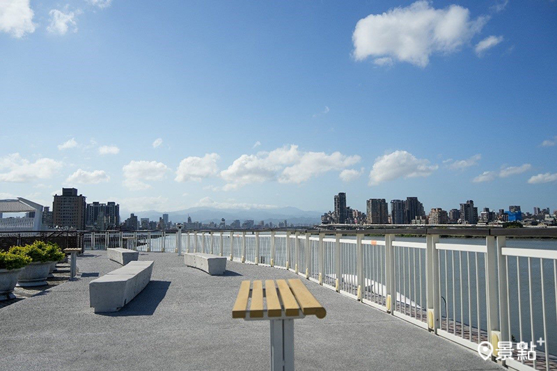 公園內跨堤景觀平臺，可眺望淡水河美景。