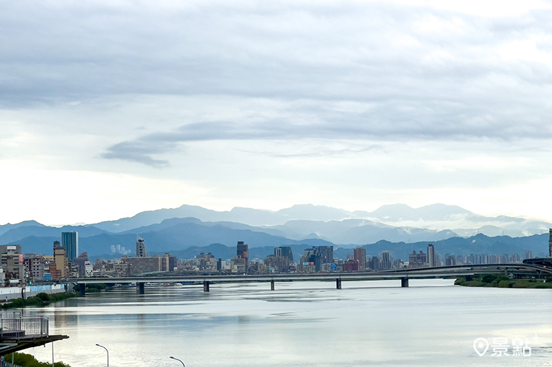 公園內跨堤景觀平臺上遠眺淡水河上游景色。