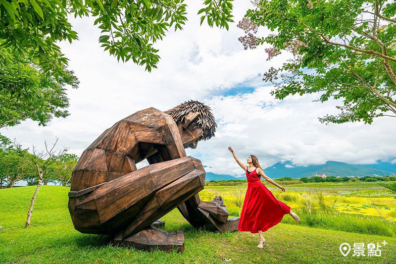 台東縱谷藝術季作品之一「阿嬤的叮囑」為一座3米高的巨型木雕男子。（圖／molly888666）