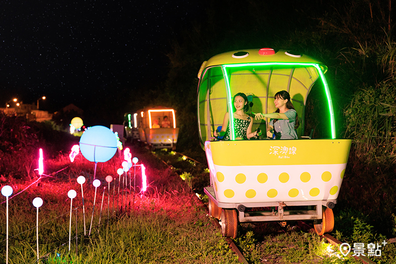 星光熠熠的球型燈遍布在草皮上，營造出夢幻美景，搭配著可愛的玉兔霓虹燈，充滿童趣氛圍。