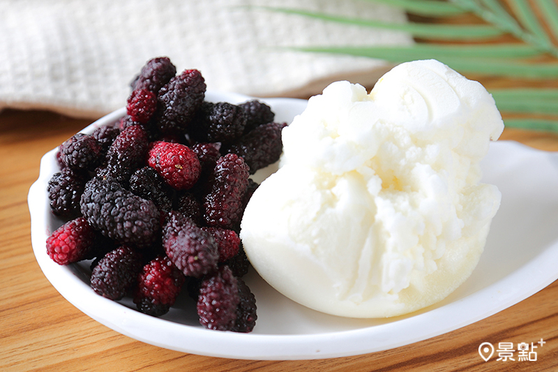 霜淇淋現點現做，原料只有冰淇淋和急速冷凍的新鮮水果，使用自己種的樹葡萄和桑椹，還有親戚在枋山種的愛文芒果。