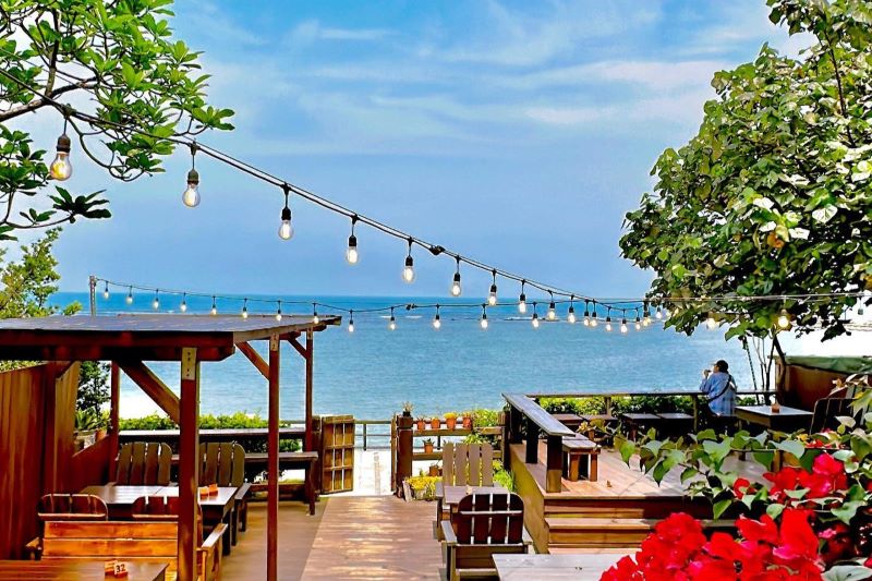 「海邊灶咖」的戶外用餐區，堪稱「海景後花園」。（圖／海邊灶咖）