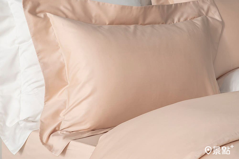 在臥室中適當加入粉紅色單品搭配柔和燈光，能釋放一天累積的疲勞。