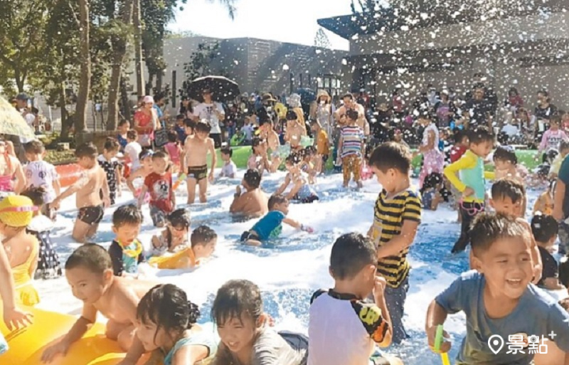 親子泡泡水樂園吸引許多小朋友同樂，圖為2022年雲林海洋音樂祭現場照。