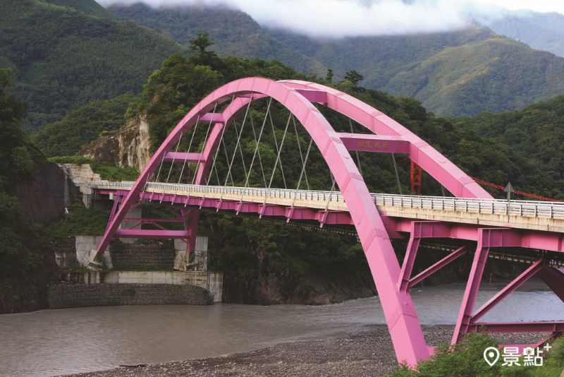 擁有亮眼粉色的巴陵大橋。（圖／桃園市政府）