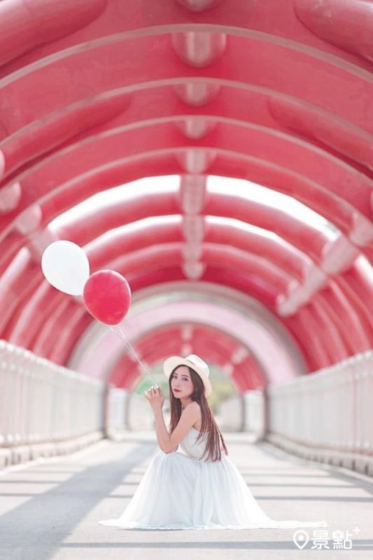 粉白色的西湖溪自行車鐵橋擁有滿滿少女氣息。（圖／_a.raw_）