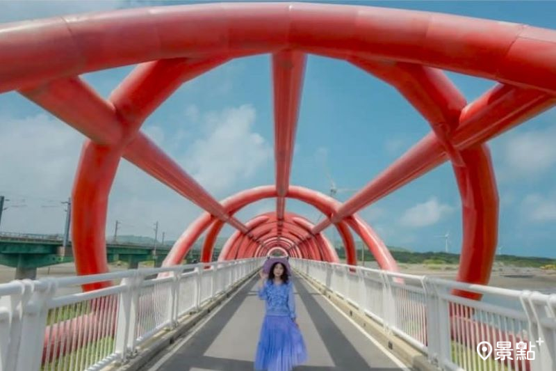 粉色橋身與藍天的同框美景，非常適合拍照打卡。（圖／nelly.hong）