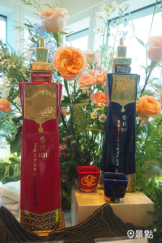 台北101紀念酒經典紅藍瓶，中秋限量販售。（圖／景點+ 張盈盈）