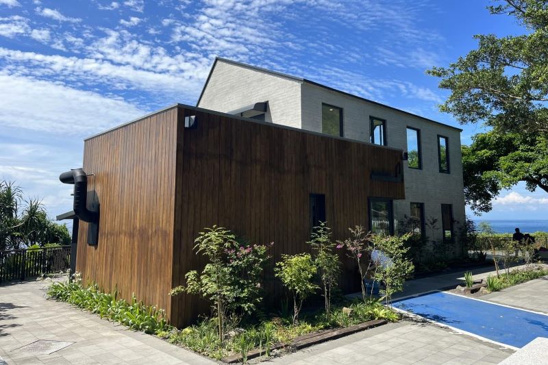 九號咖啡石城館位在海邊的懸崖峭壁上。（圖／九號咖啡石城館）