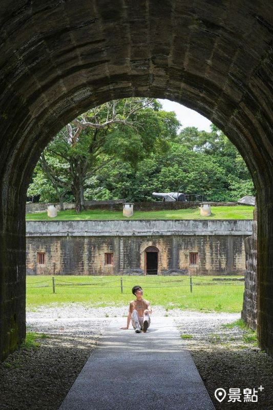 滬尾砲台建築保存良好，拱型大門值得拍照打卡。（圖／qiuung）