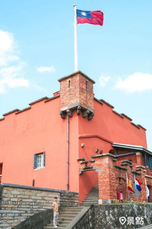 紅毛城亮眼的外牆與藍天形成強烈對比，呈現滿滿歷史的風情。（圖／qiuung）