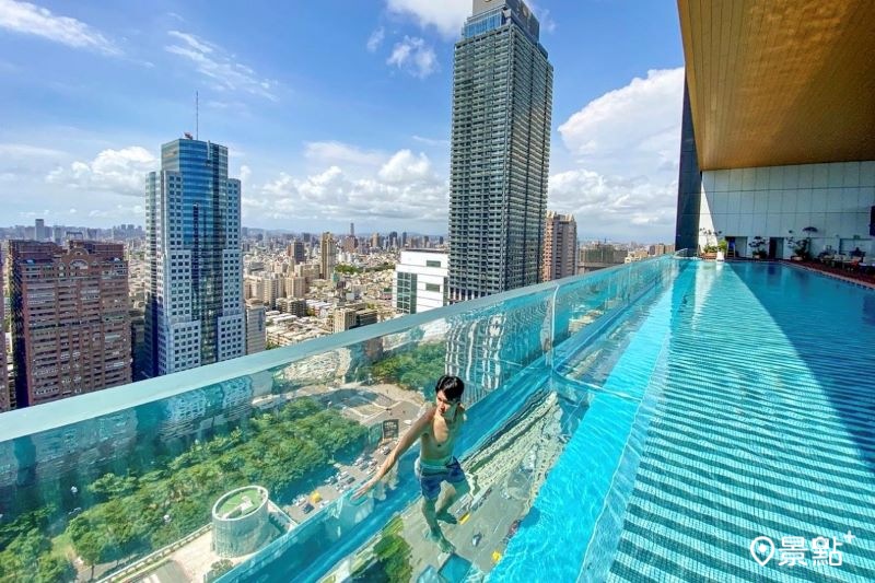 承億酒店擁有無邊際的透明游泳池。（圖／jian_dede）