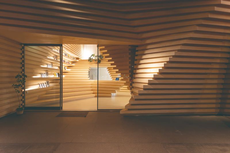 白石畫廊的檜木建材在燈光的映照下充滿了氛圍感。（圖／Whitestone Gallery）