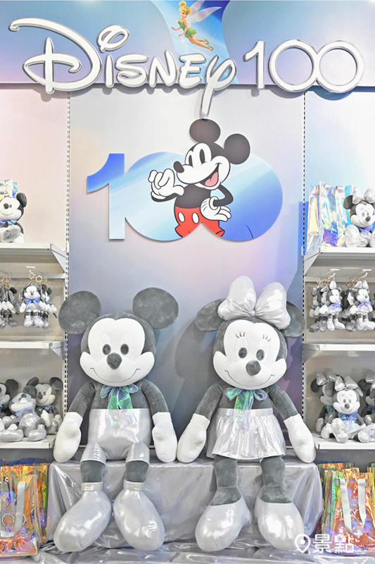 為慶祝迪士尼百年慶典，旗艦館首賣迪士尼100週年台灣限定款，以全新樣貌登場的米奇米妮銀色炫彩絨毛玩偶！